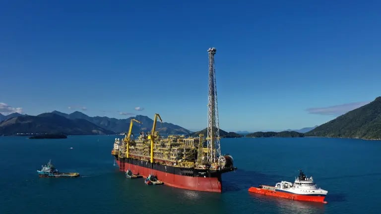 Un buque flotante, de producción, almacenamiento y descarga (FPSO) MV30 Carioca de Petroleo Brasileiro SA (Petrobras) anclado en Angra dos Reis, estado de Río de Janeiro, Brasil, el jueves 1 de julio de 2021.dfd