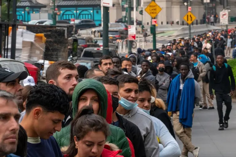 Los inmigrantes solicitantes de asilo esperan en fila para ser citados por el Servicio de Aduanas de Inmigracióndfd