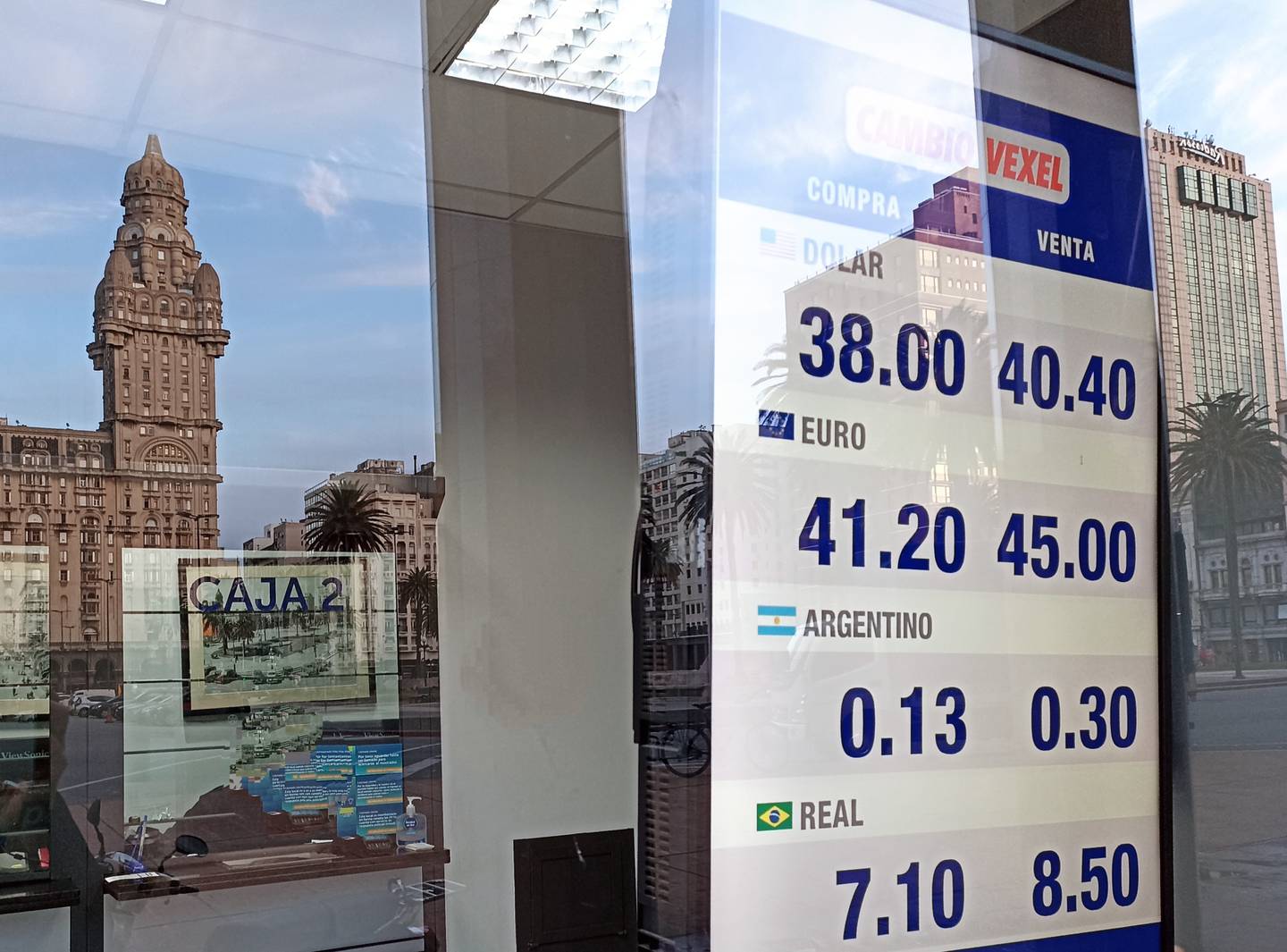 En qué invertir en Uruguay ante un dólar que no para de caer? Esto  recomiendan los expertos