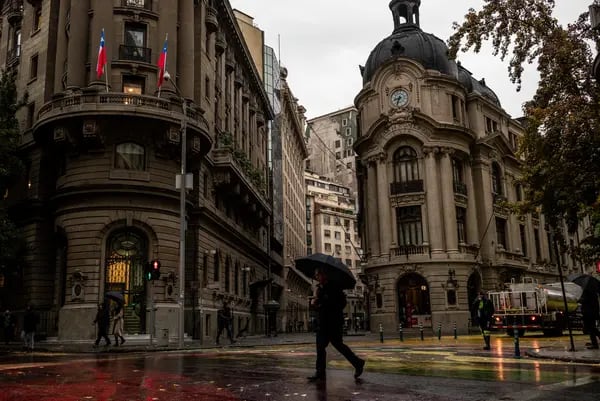 La economía de Chile se contrae por tercer mes consecutivo y agrega presión al banco central