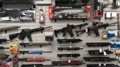 Rifles AR-15, receptores superiores y accesorios de armas en venta en la tienda Hiram's Guns / Firearms Unknown en El Cajon, California, EE.UU., el lunes 26 de abril de 2021. Fotógrafo: Bing Guan/Bloomberg