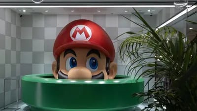 Una estatua del personaje Mario de Super Mario Brothers de Nintendo Co. en exhibición dentro de una tienda departamental Takashiyama en Kioto, Japón, el viernes 3 de noviembre de 2023.
