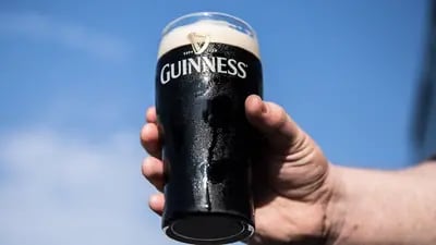 El CEO de la Federación de Vinateros de Irlanda, Paul Clancy, afirmó que los bares “están siendo machacados desde todos los ángulos”.