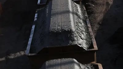 Mineral de hierro triturado se transporta en vagones de ferrocarril en la mina Brucutu de Vale SA en Barao de Cocais, Brasil, el jueves 9 de mayo de 2013.