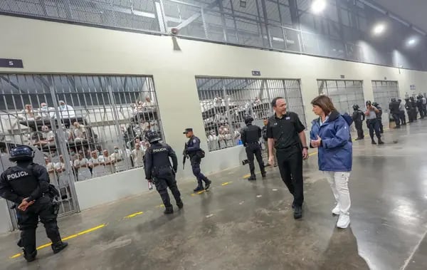 La ministra de Seguridad de Argentina, Patricia Bullrich, en su visita al CECOT en El Salvador
