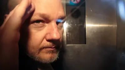 En una de las mayores violaciones de secretos de Estado de la historia de EE.UU., Assange fue acusado de alentar y ayudar a la analista de inteligencia del Ejército Chelsea Manning a obtener unos 750.000 documentos clasificados o sensibles.