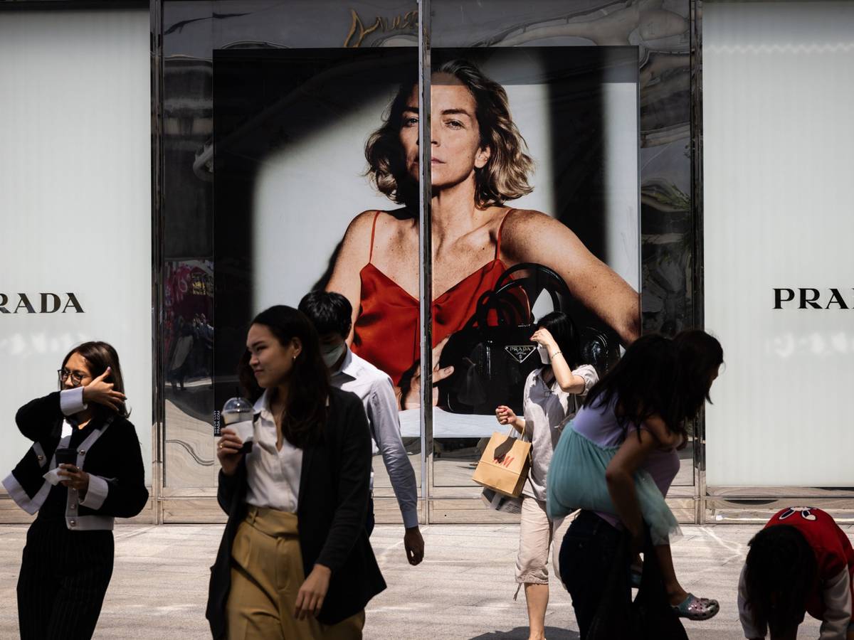 Las ventas de Prada se disparan y los zapatos slingback el nuevo éxito de  moda