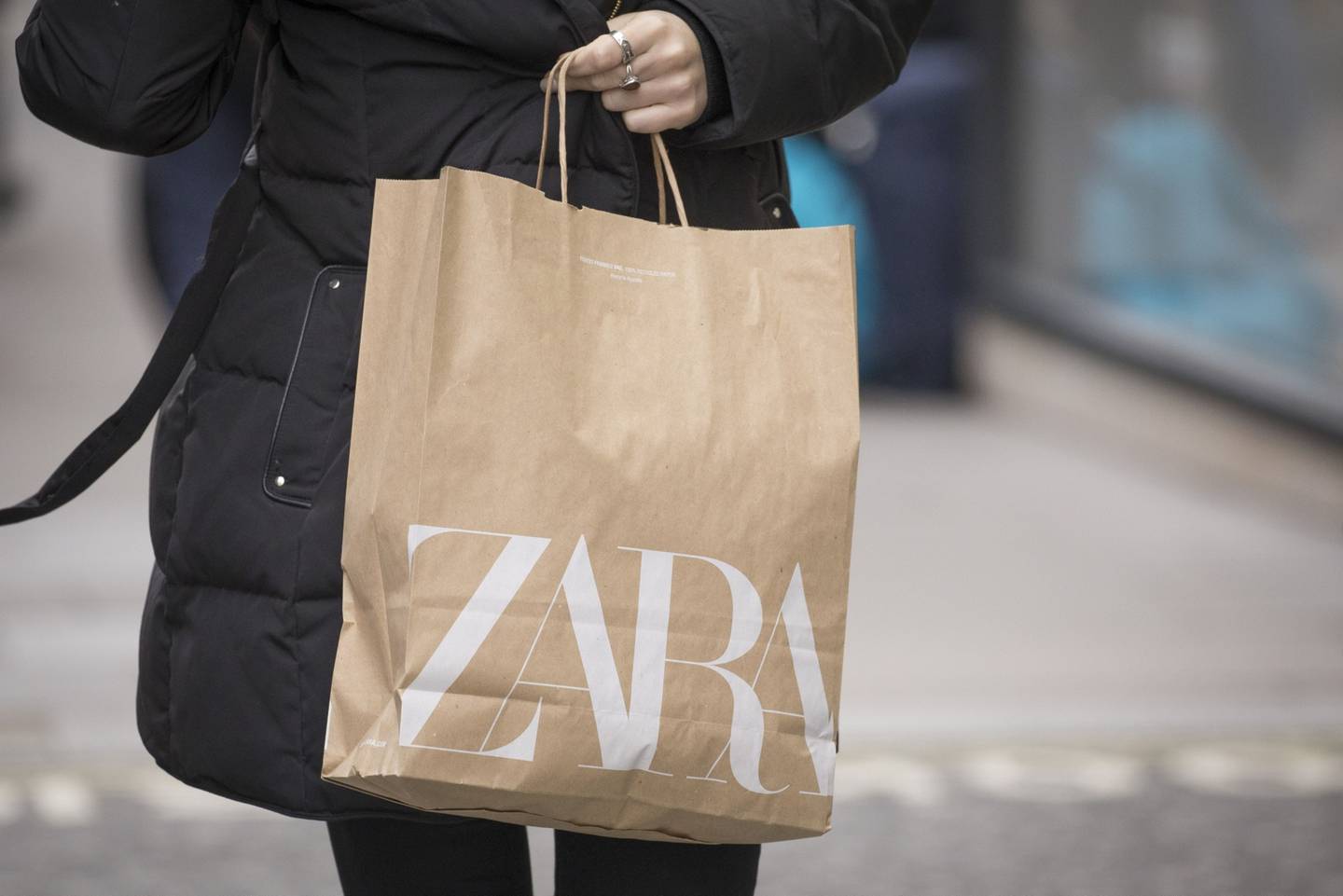Zara empezará a reparar y revender ropa usada en sus tiendas en el Reino  Unido