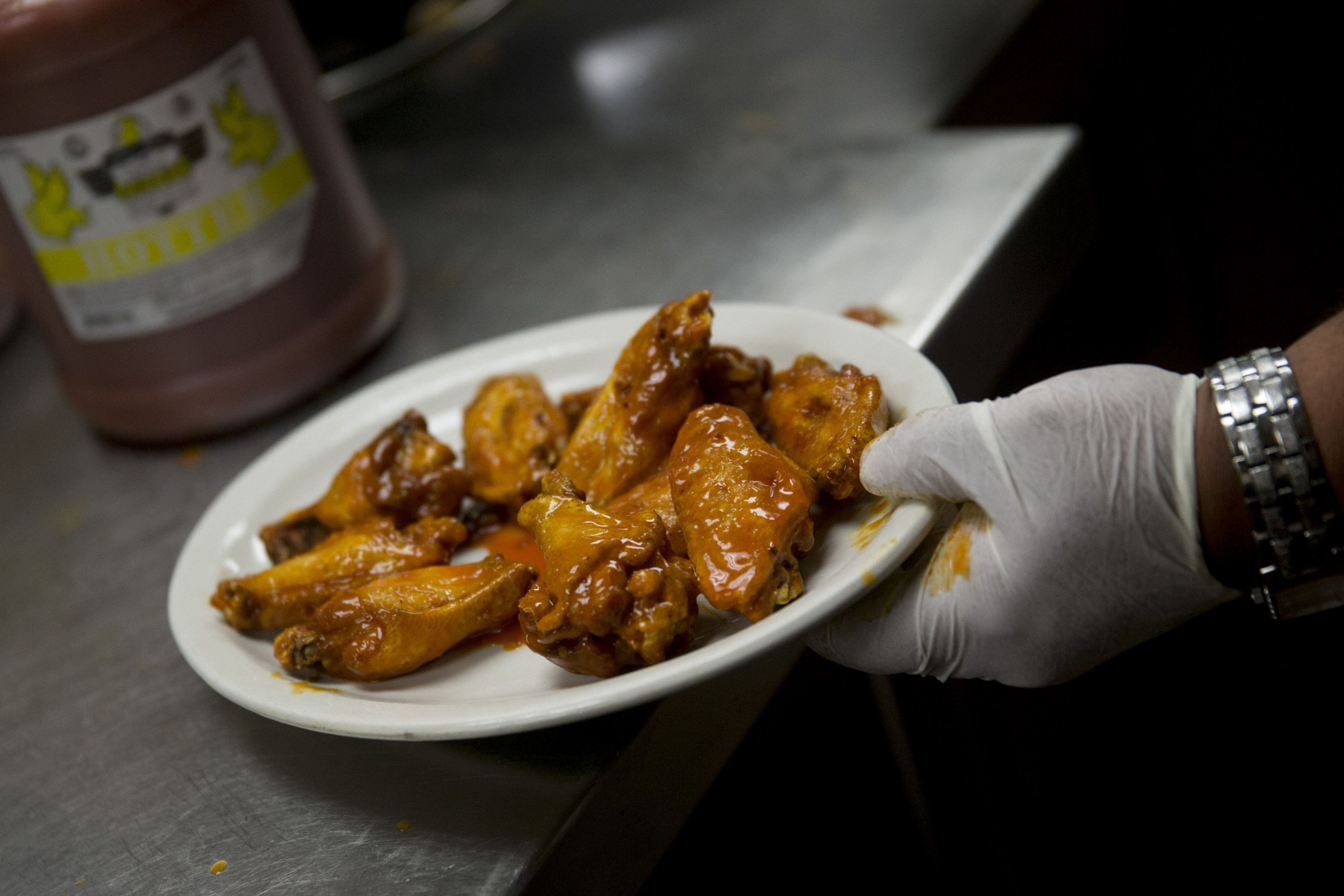 Crisis de alitas de pollo causa apuros a restaurantes de . antes del  Super Bowl