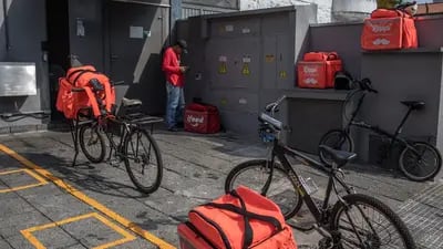 Mochilas aislantes Rappi cerca de bicicletas en Sao Paulo, Brasil, el miércoles 1 de abril de 2020. Mientras la pandemia de coronavirus estrangula las economías y deja a la gente sin trabajo, los repartidores de comida compiten por los pedidos.