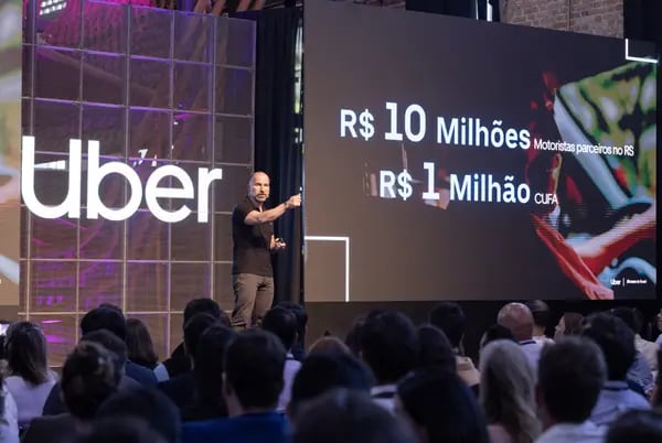 Dara Khosrowshahi, CEO da Uber, em evento de 10 anos da Uber no Brasil em São Paulo, em 23 de maio de 2024 (Divulgação/Uber)