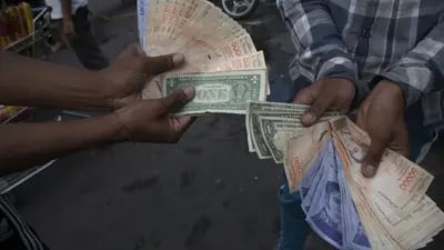 Según la reputada firma Ecoanalítica, dos tercios de las transacciones en Venezuela se hacen en dólares, y principalmente en efectivo. Circulan más dólares que bolívares.