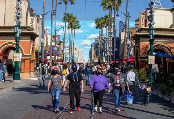 Visitantes caminan por Hollywood Land en Disney California Adventure Park en Anaheim, California, en marzo.Fotógrafo: Allen J. Schaben / Los Angeles Times / Getty Images