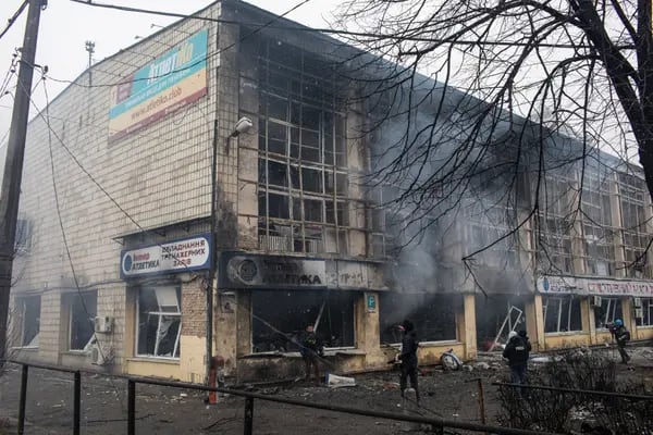 Un edificio destruido tras ataques rusos a Kiev