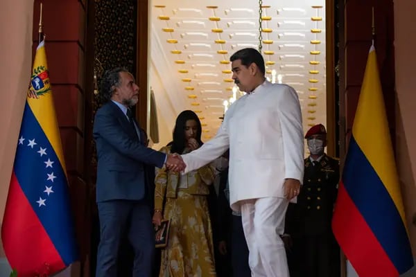 Nicolás Maduro, presidente de Venezuela, a la derecha, estrecha la mano de Armando Benedetti, embajador de Colombia en Venezuela, tras una reunión en el Palacio de Miraflores en Caracas, Venezuela, el lunes 29 de agosto de 2022.
