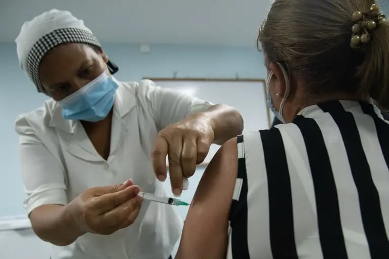 Un trabajador de la salud administra una dosis de la vacuna rusa Sputnik V Covid-19 en un Centro Diagnóstico Integral (CDI) en el barrio Mariperez de Caracas, Venezuela, el jueves 25 de febrero de 2021. dfd