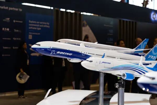 Modelo do Boeing 777 em feira de aviação em Cingapura, em 2024