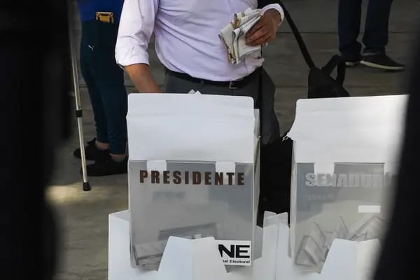 Ciudadanos emiten su voto en las elecciones 2024 en México