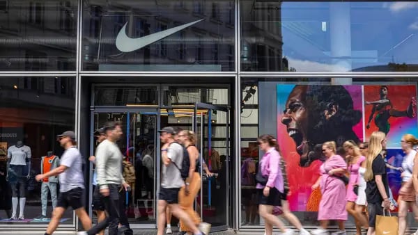 Nike sufre su mayor caída desde 2001 por proyecciones anuales más débilesdfd