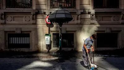 Un trabajador usa una máscara protectora mientras limpia una calle antes de una orden de cuarentena en Santiago, Chile, el jueves 26 de marzo de 2020. Fotógrafo: Cristobal Olivares/Bloomberg