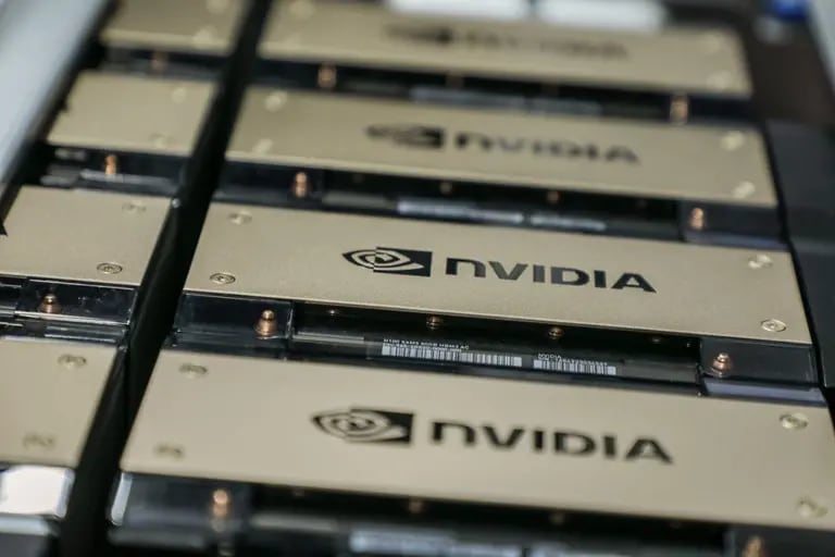 Chips Nvidia H100 en el interior de una sala de servidores. Fotógrafo: Dhiraj Singh/Bloombergdfd