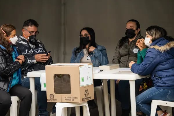 Mayoría de jóvenes votará mañana en Colombia, pero aún no define por quién