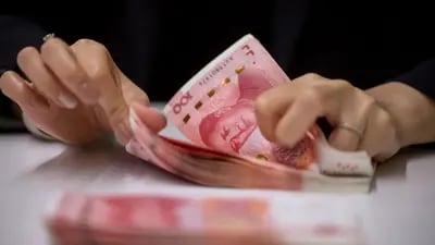 Un empleado cuenta billetes chinos de cien yuanes en la sede del Hang Seng Bank Ltd. en Hong Kong, China, el martes 16 de abril de 2019. Fotógrafo: Paul Yeung/Bloomberg