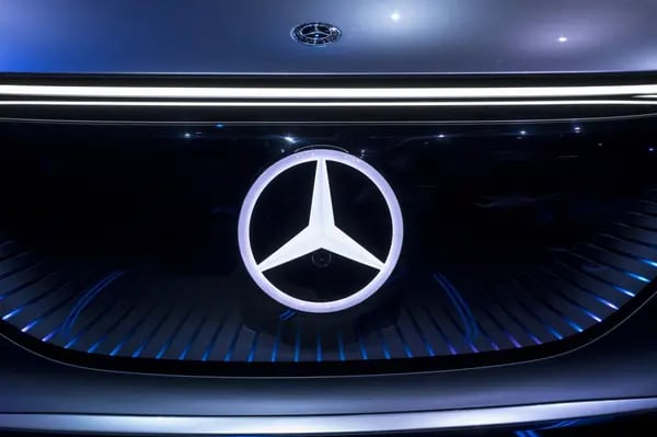 Un logo de Mercedes-Benz.