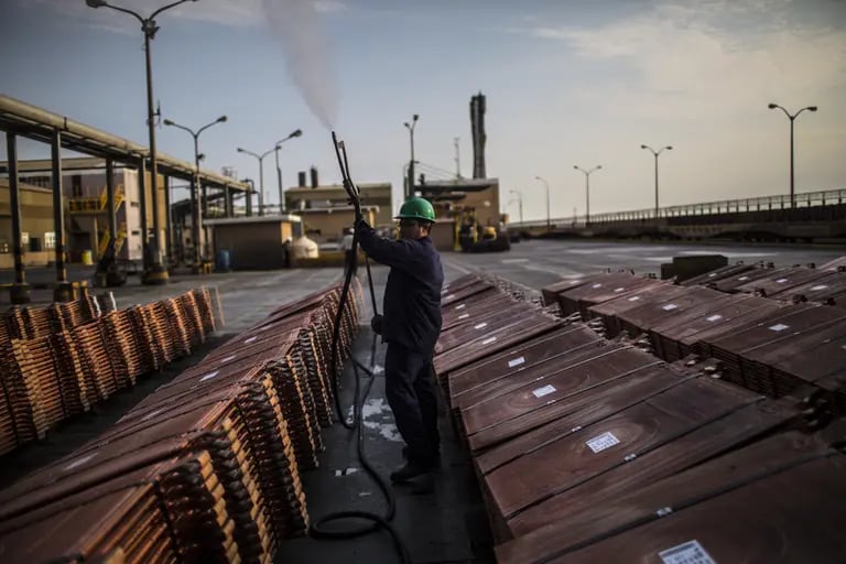 Un empleado rocía una solución antioxidante sobre una pila de placas de cobre en la refinería de Southern Copper Corp. en Ilo, Perú, el jueves 26 de enero de 2017.dfd