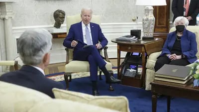 El presidente de EE.UU., Joe Biden, se reúne con Jerome Powell, presidente de la Reserva Federal de EE.UU., y con Janet Yellen, secretaria del Tesoro de EE.UU., en el Despacho Oval de la Casa Blanca en Washington, D.C., Estados Unidos 