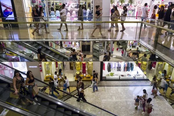 Holiday Shoppers Ahead of Brazil's Quarterly Inflation Report