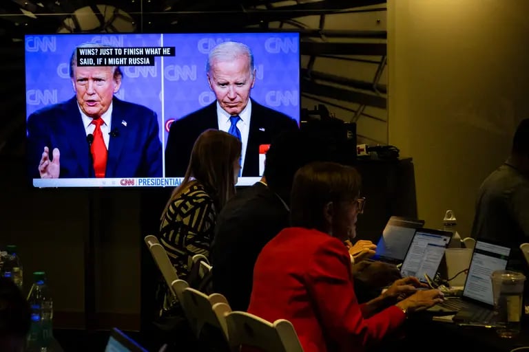 Miembros de los medios de comunicación trabajan durante el primer debate presidencial entre el presidente estadounidense Joe Biden y el expresidente Donald Trump en Atlanta, Georgia, Estados Unidos, el jueves 27 de junio de 2024.dfd
