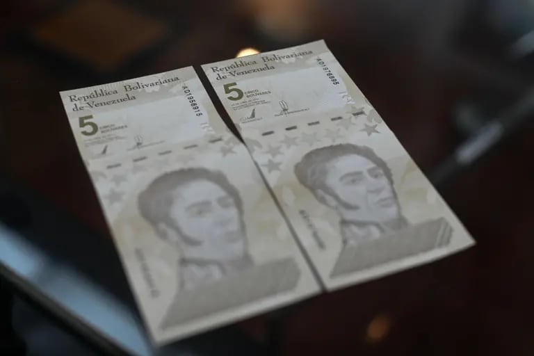 Nuevos billetes de bolívares se muestran en una mesa en una sucursal de Banesco Banco Universal antes de la redenominación de la moneda en Caracas, Venezuela, el viernes 1 de octubre de 2021. dfd