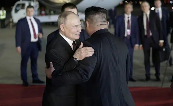 Kim Jong Un saluda a Vladimir Putin a su llegada a Pyongyang, a primera hora del 19 de junio.
