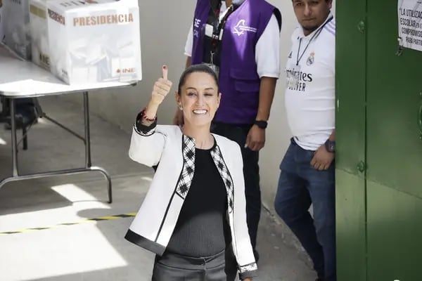 La candidata Claudia Sheinbaum emite su voto en una casilla de la alcaldía Tlalpan, tras una hora de espera debido a la afluencia de votantes, Ciudad de México, 2 de junio de 2023