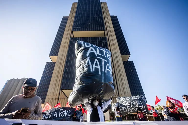 Manifestantes frente al banco central de Brasil exigen tasas de interés más bajas antes de una reunión de decisión en junio de 2023, antes de que los responsables políticos iniciaran su actual ciclo de flexibilización. Fotógrafo: Arthur Menescal/Bloombergdfd