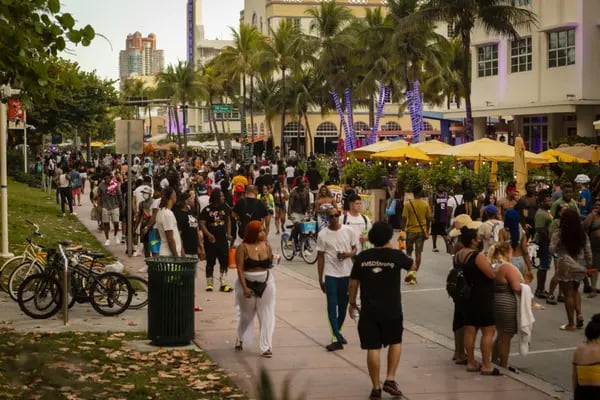 Una multitud camina a lo largo de Ocean Drive en el barrio de South Beach de Miami, Florida, EE.UU., el sábado 27 de marzo de 2021.