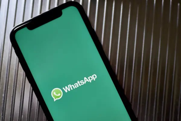 El logotipo de WhatsApp en un smartphone