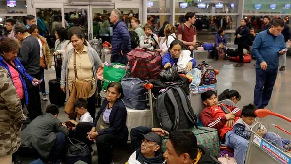 Pista de aterrizaje de Lima se oscurece, avivando la tensión entre Perú y las aerolíneasdfd