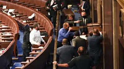 Los estadounidenses vieron con horror cómo una turba pro-Trump superó rápidamente la seguridad e irrumpió en el Capitolio. Stefani Reynolds/Bloomberg
