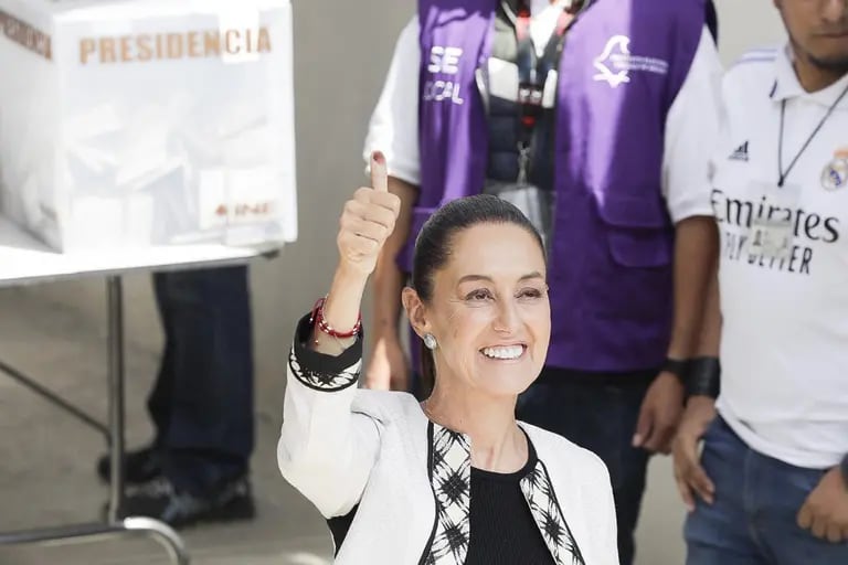 La candidata Claudia Sheinbaum emite su voto en una casilla de la alcaldía Tlalpan, tras una hora de espera debido a la afluencia de votantes, Ciudad de México, 2 de junio de 2023dfd