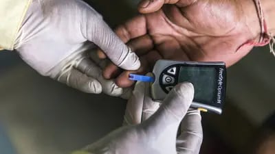 Trabajadores de la salud realizan pruebas para medir el nivel de riesgo de diabetes e hipertensión.Fotógrafo: Dhiraj Singh/Bloomberg