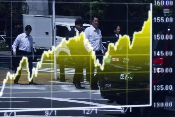 Painel com variação de índice da Bolsa de Tóquio com reflexo de pedestres na capital japonesa (Foto: Toru Hanai/Bloomberg)