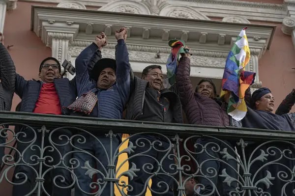 Luis Arce, presidente de Bolivia, saluda a los manifestantes desde el balcón del Palacio Quemado en La Paz, Bolivia, el miércoles 26 de junio de 2024.