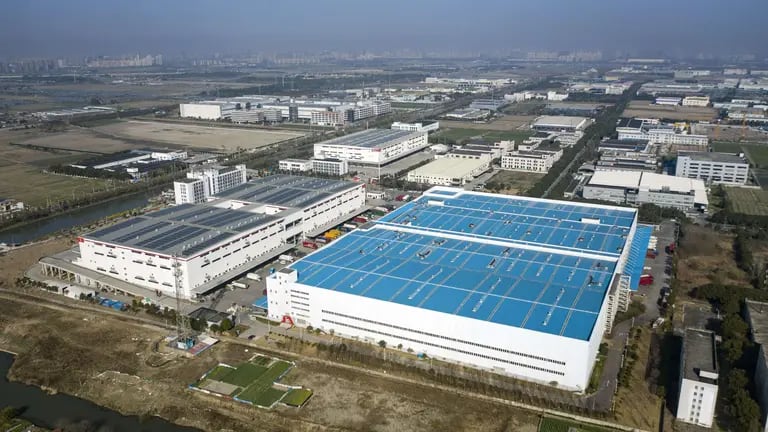 A JD.com logistics facility in Shanghai. Photographer: Qilai Shen/Bloombergdfd