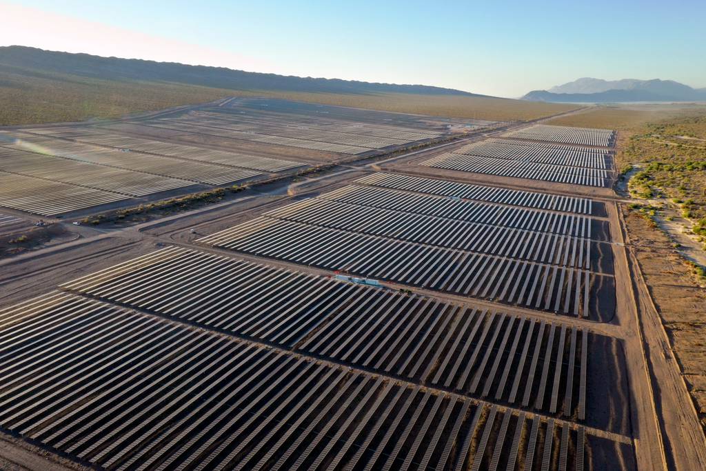 Chile exporta por primera vez electricidad procedente de energías renovables a Argentina