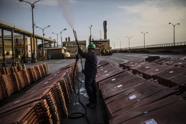 Un empleado rocía una solución antioxidante sobre una pila de placas de cobre en la refinería de Southern Copper Corp. en Ilo, Perú, el jueves 26 de enero de 2017.