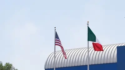 Banderas de EE.UU. y México fuera de una planta de Eaton Corp. en San Luis Potosi.