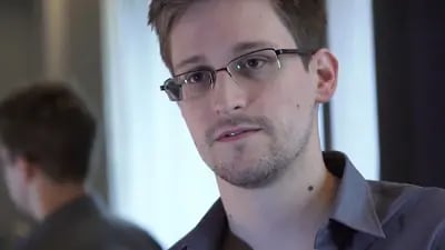 Edward Snowden habla durante una entrevista en Hong Kong en esta foto de distribución proporcionada por The Guardian. Booz Allen Hamilton Holding Corp. dijo que Snowden fue empleado durante menos de tres meses.