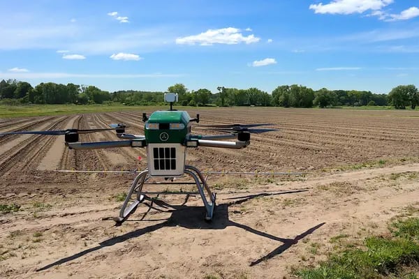 Los drones se usan en ciertos casos para vigilar las cosechas, buscar diferencias entre plantas y rociarles un herbicida o un tratamiento.